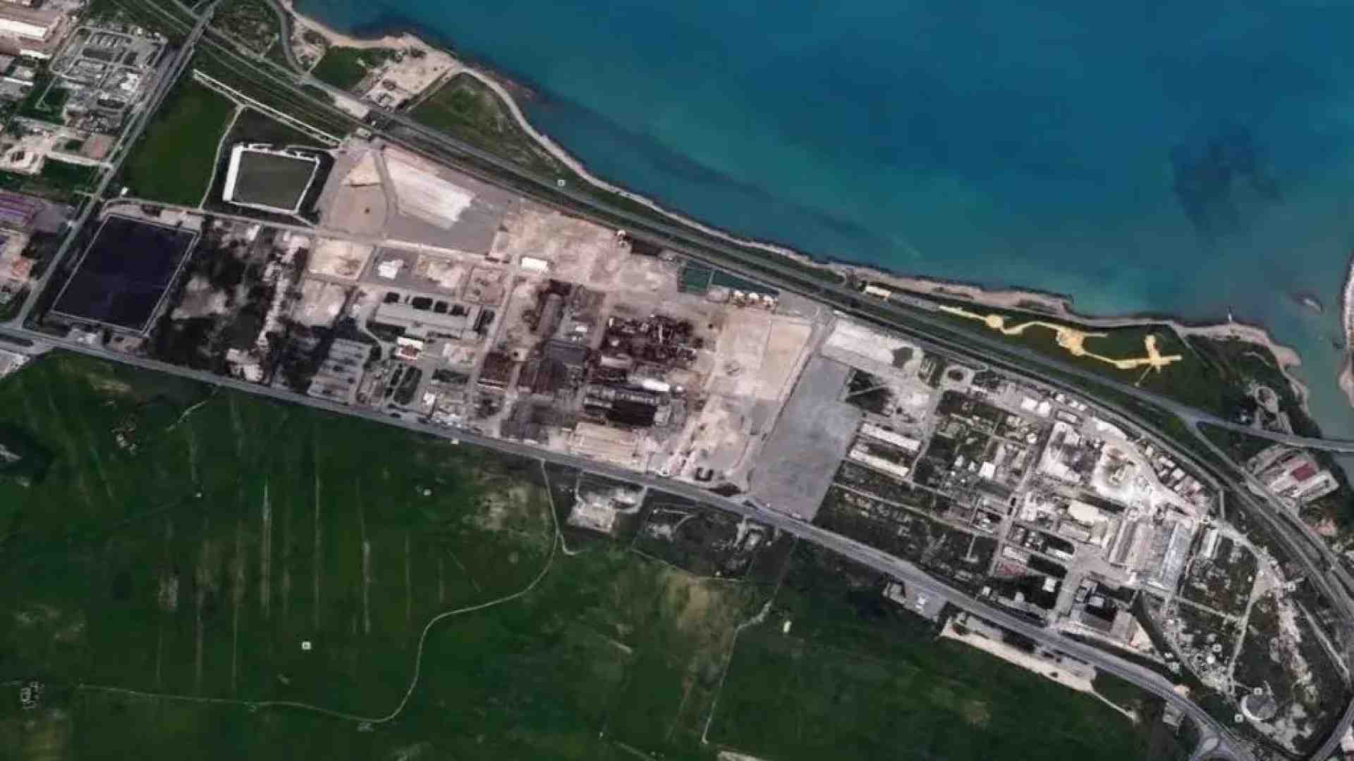 Immagine di Dopo 25 anni Crotone si sta liberando dei rifiuti pericolosi sulla costa