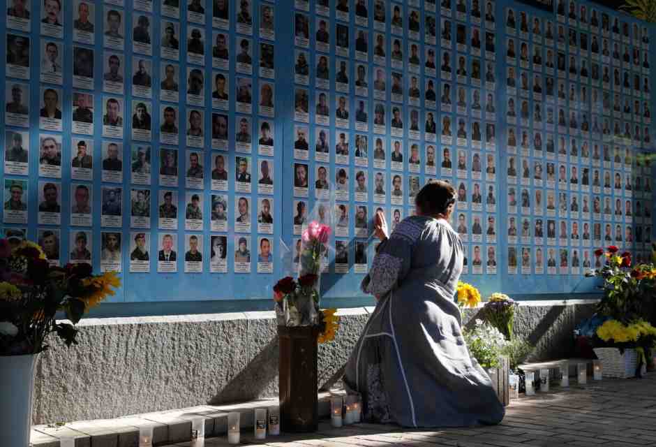 Muro della memoria dei difensori ucraini caduti nel conflitto dell'Ucraina orientale, vicino alla cattedrale di San Michele a Kyiv (foto ANSA)