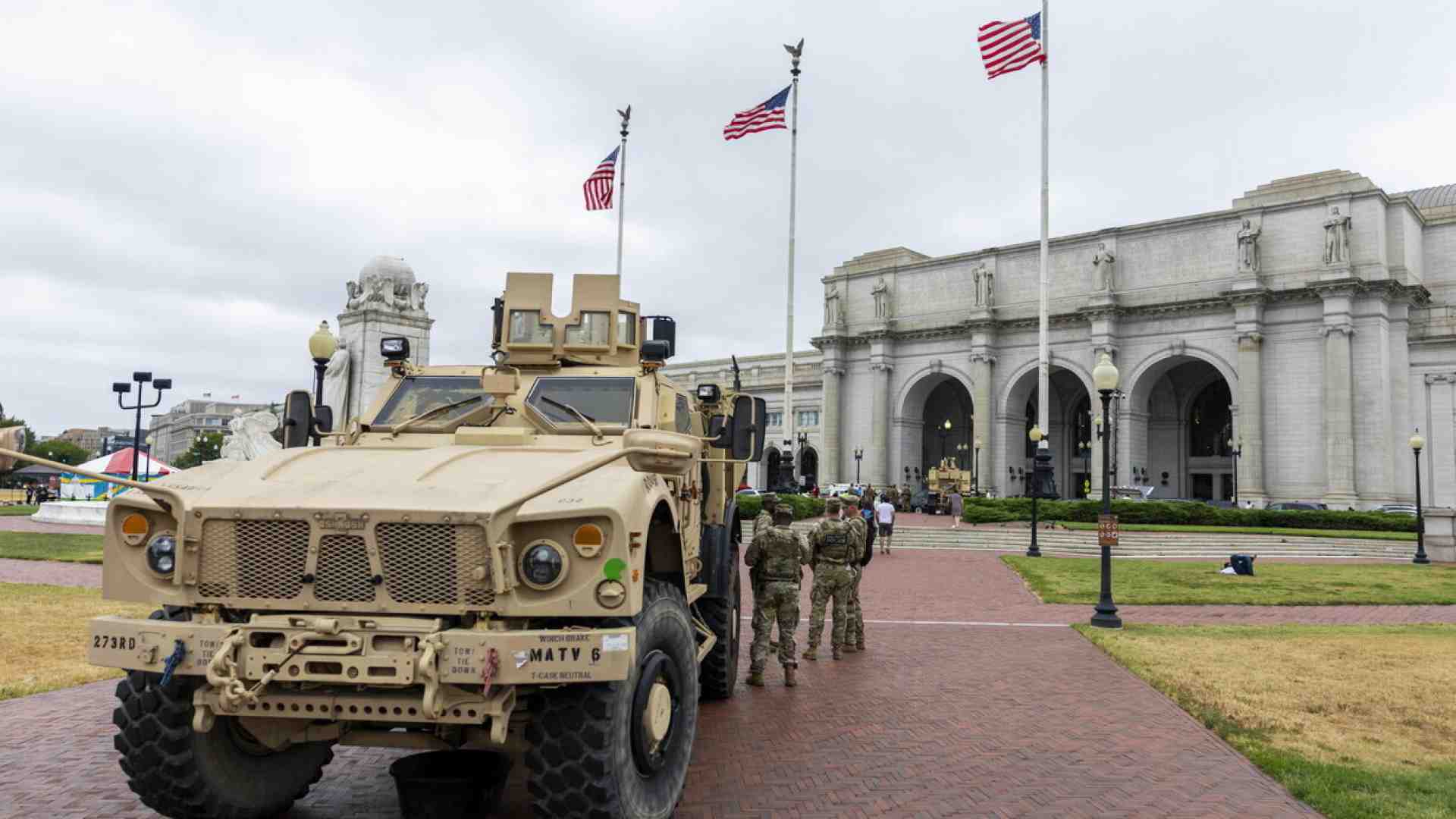 Immagine di Cerca la pace in Ucraina e militarizza Washington. “Law and order” in versione Trump