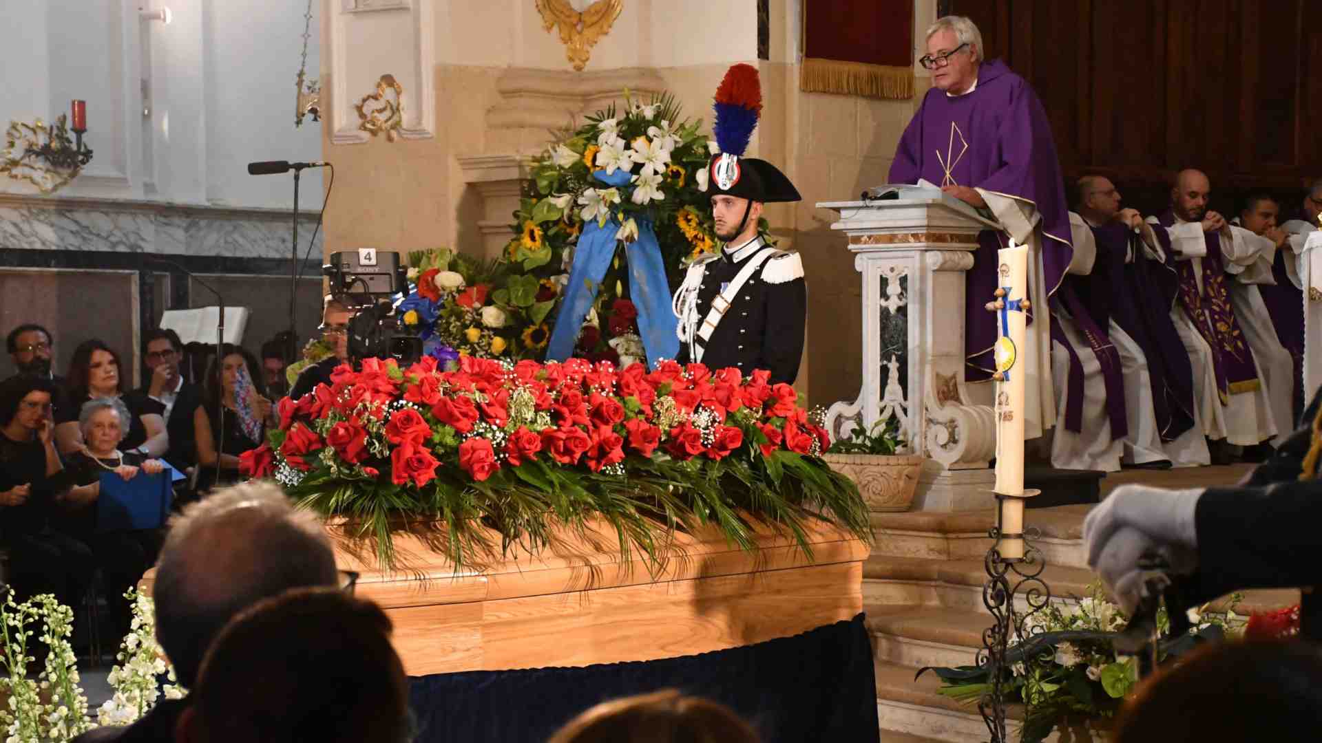 Immagine di I funerali di Pippo Baudo. Don Albanese: «Ha ricevuto piangendo la comunione»