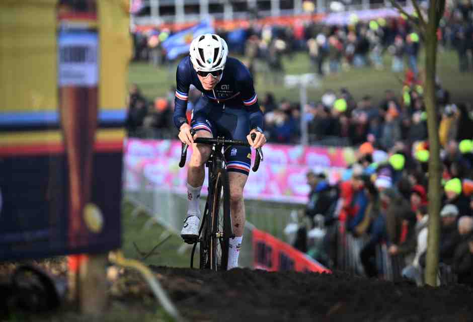 L&eacute;o Bisiaux durante i Mondiali juniores di ciclocross del 2023 a Hoogerheide (foto Getty Images)<br />