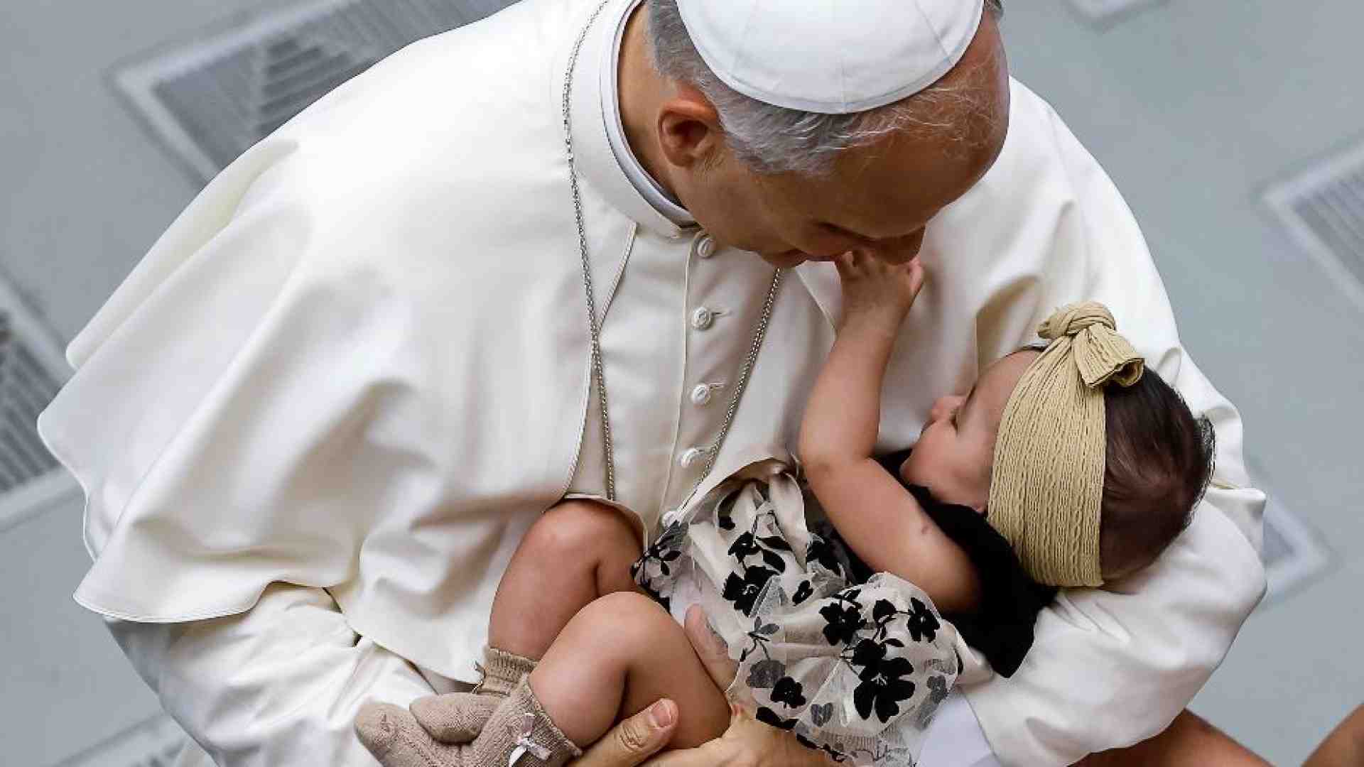 Immagine di Il Papa al Meeting: troppo dolore innocente, dalle macerie nasca la pace