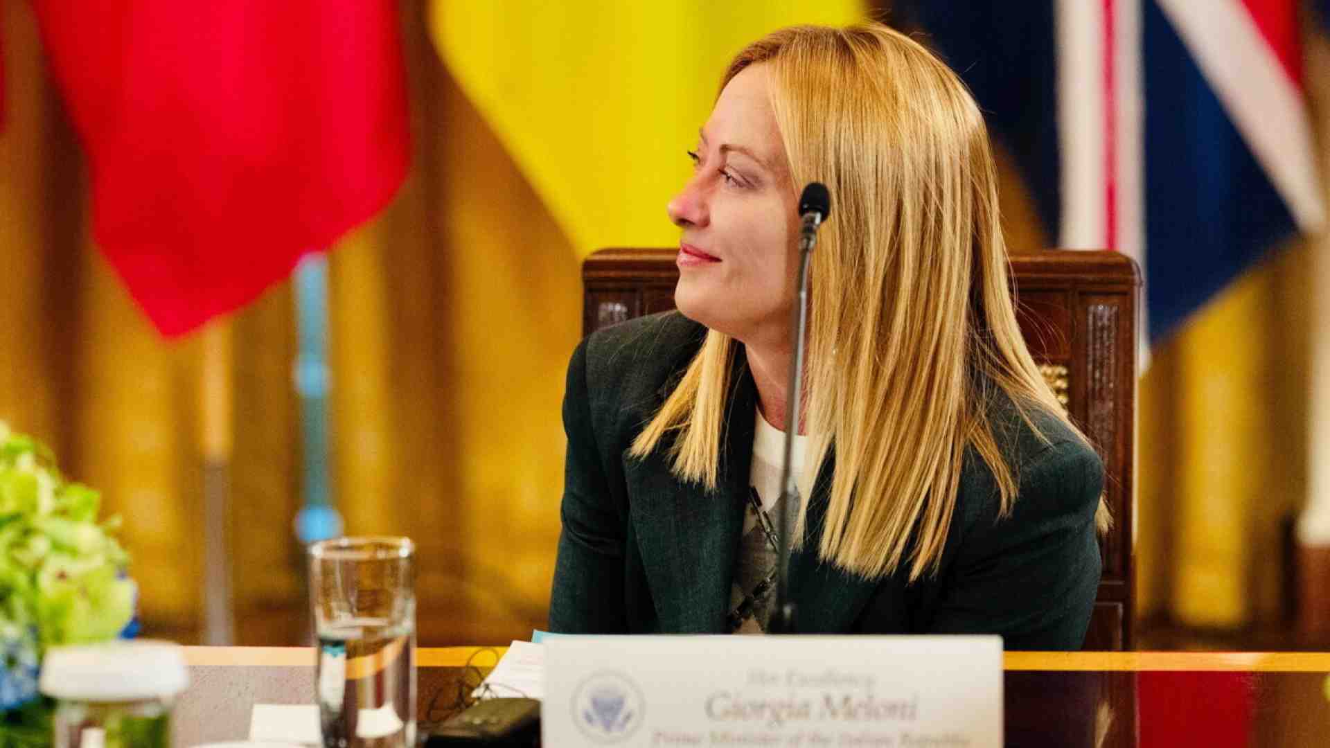 Immagine di Meloni nel trullo tra burraco e Ucraina. L'auspicio di un intervento del Vaticano per i negoziati