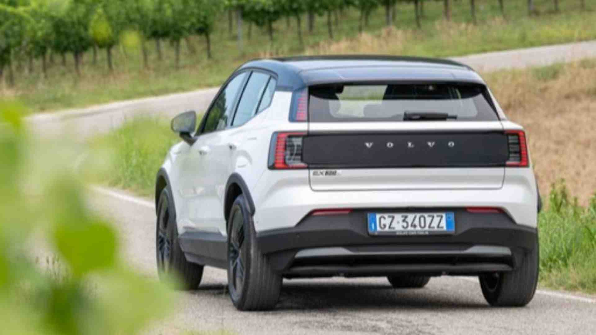 Immagine di Volvo EX30 Cross Country, la prima elettrica familiare che esce dall'asfalto