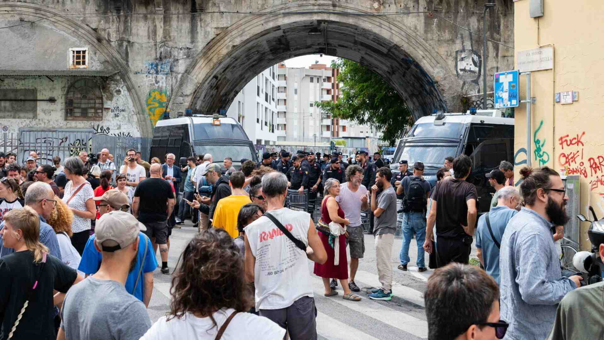 Immagine di Sgombero del Leoncavallo: l'imbarazzo del Pd che in 14 anni non ha trovato una soluzione