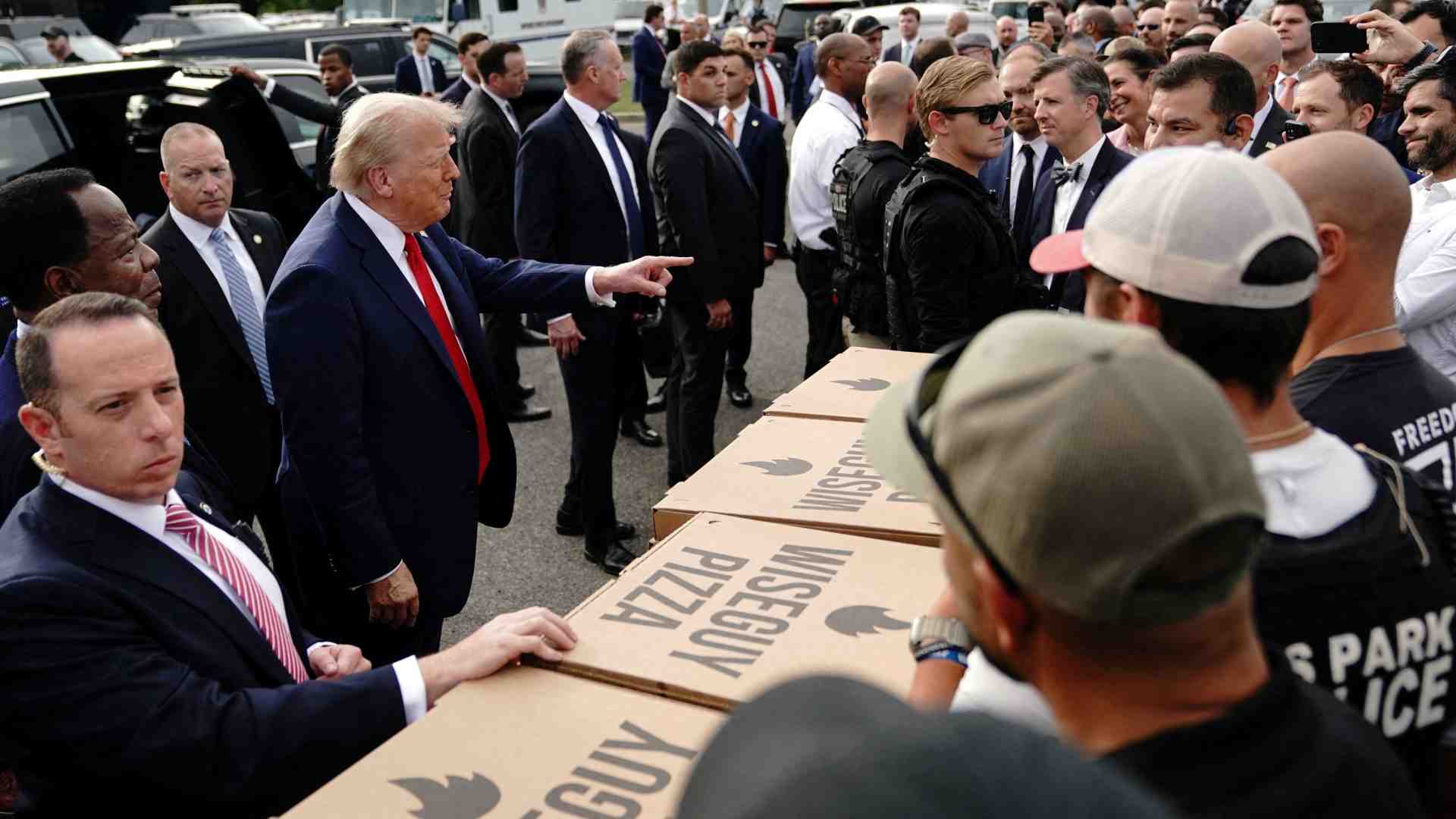 Immagine di Trump ha portato pizza e hamburger alla Guardia nazionale schierata a Washington
