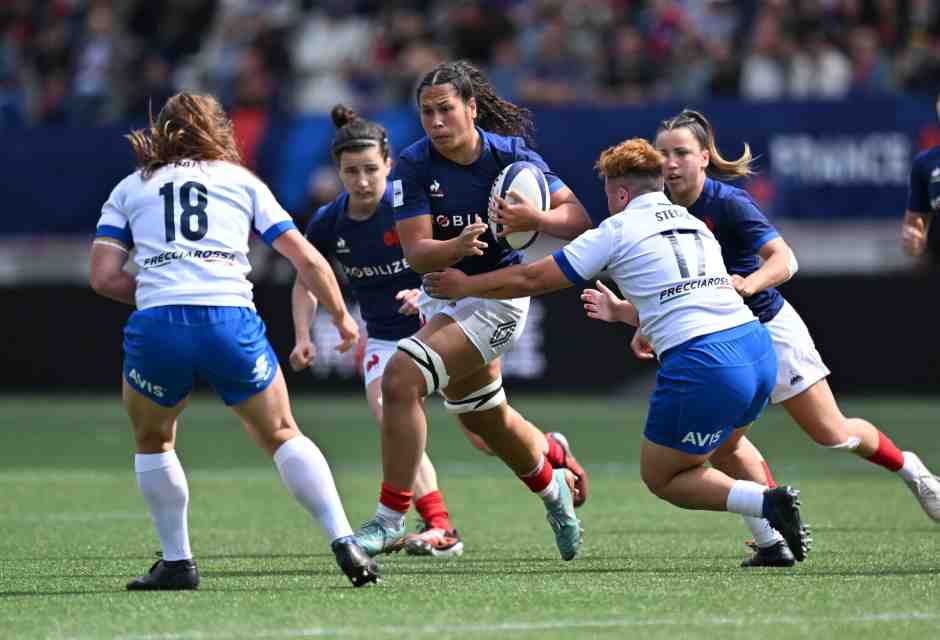 &nbsp;Emanuela Stecca e Lucia Gai cercano di fermare la francese Teani Feleu durante la partita del Sei Nazioni 2024 (foto Getty Images)<br />