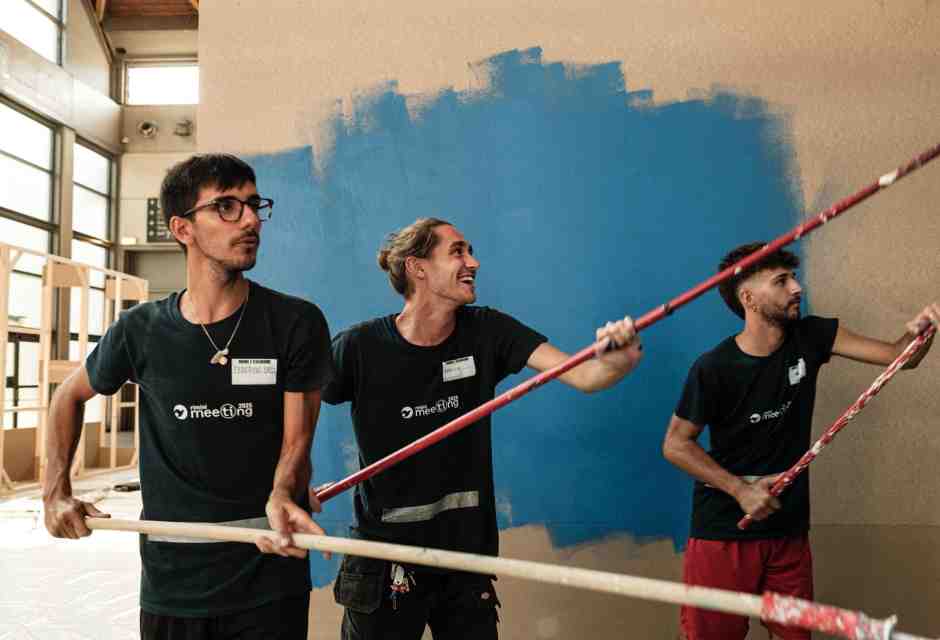 Volontari al lavoro per allestire il Meeting di Rimini (Ansa)&nbsp;<br />
