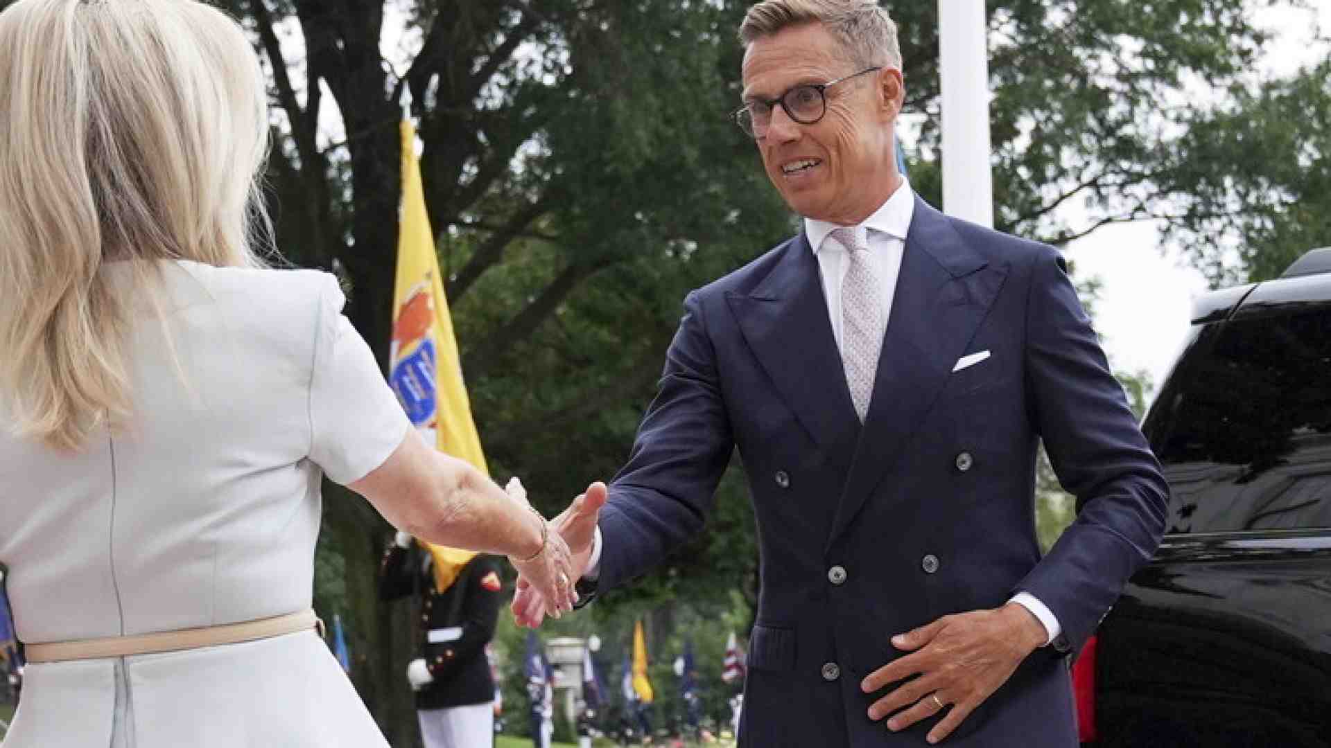 Immagine di Buche di potere. Ecco come il presidente finlandese ha conquistato Trump
