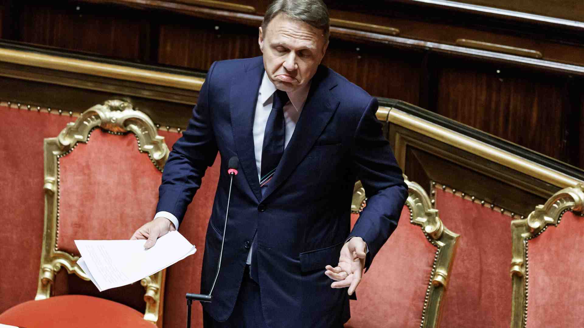 Immagine di Amaro Lollobrigida: divieti, tabù sul vino dealcolato e decreti mancanti. Ecco il dazio che blocca un mercato