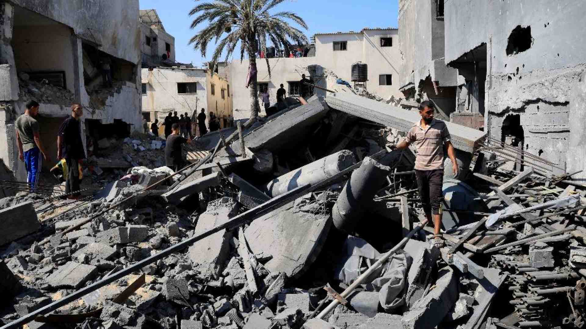 Immagine di Raid e demolizioni: l'esercito israeliano sta radendo al suolo Gaza City