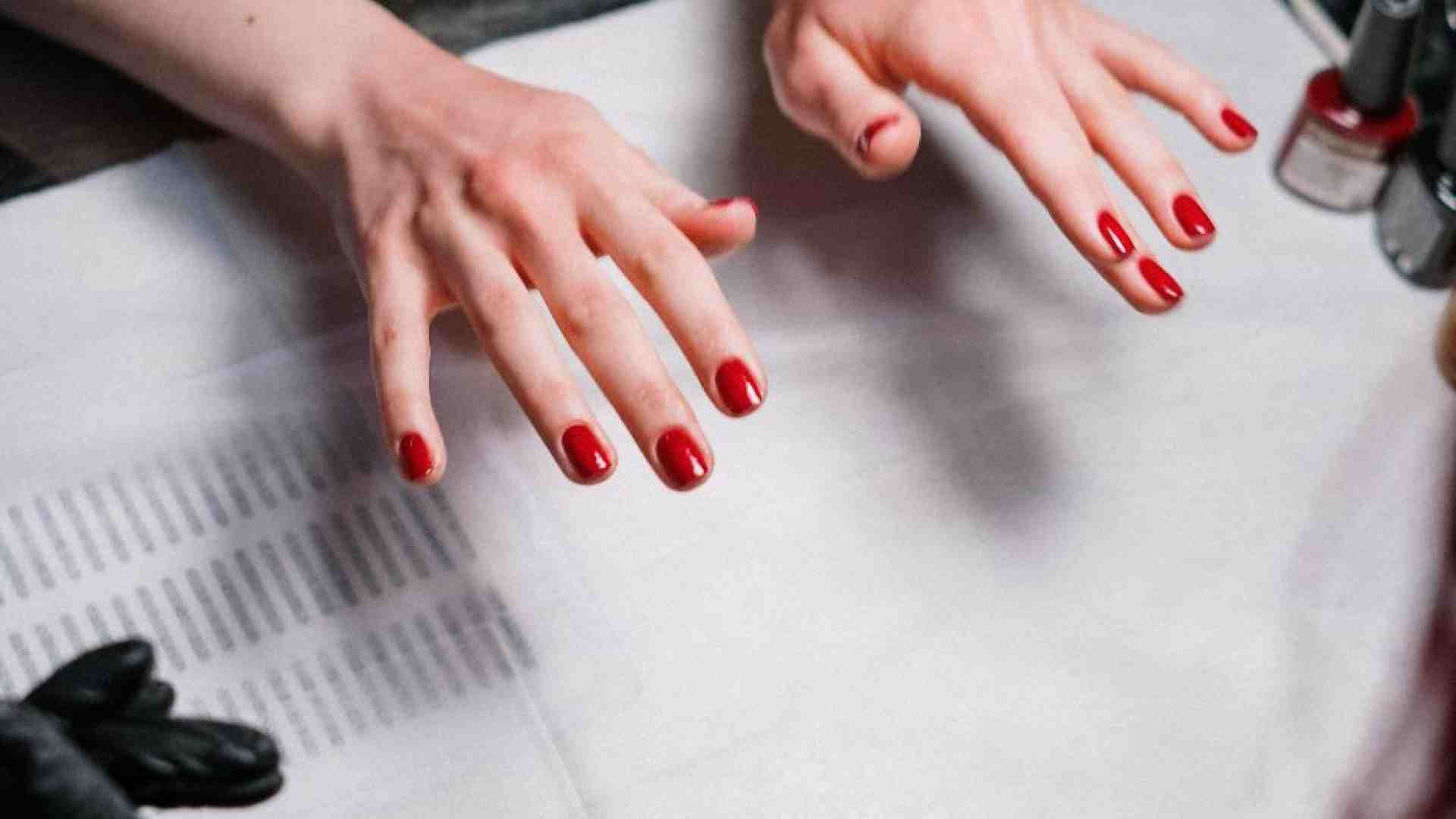 Immagine di L’Ue perde lo smalto: stretta sulle manicure dal primo settembre. Cosa cambia