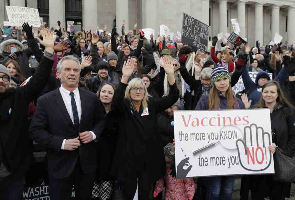 Robert Kennedy Jr., attuale segretario americano della Salute, a una manifestazione No vax a Washington nel 2019 (foto Ap/LaPresse)<br />