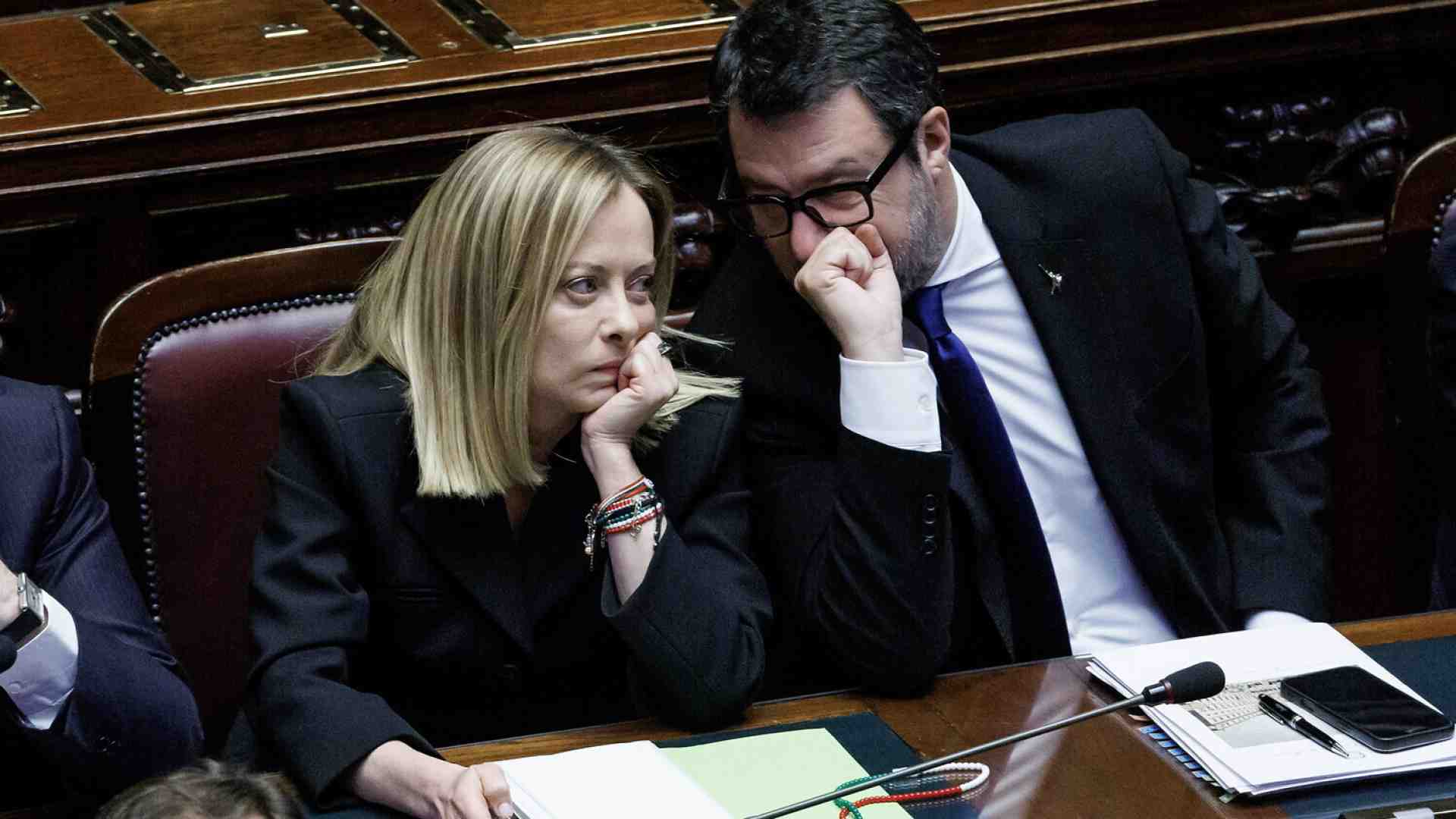 Immagine di Il silenzio di Meloni su Salvini e Macron