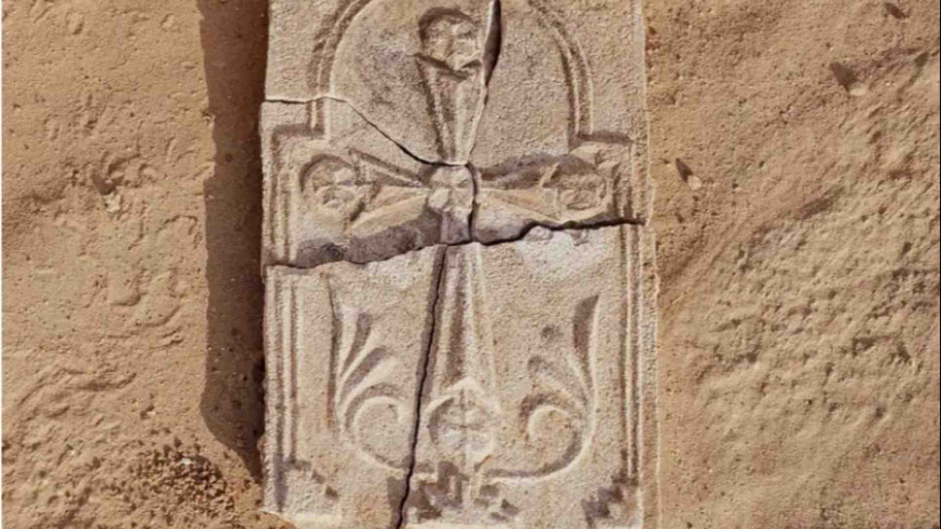 Immagine di Una croce del VII secolo emerge dalle sabbie di Abu Dhabi