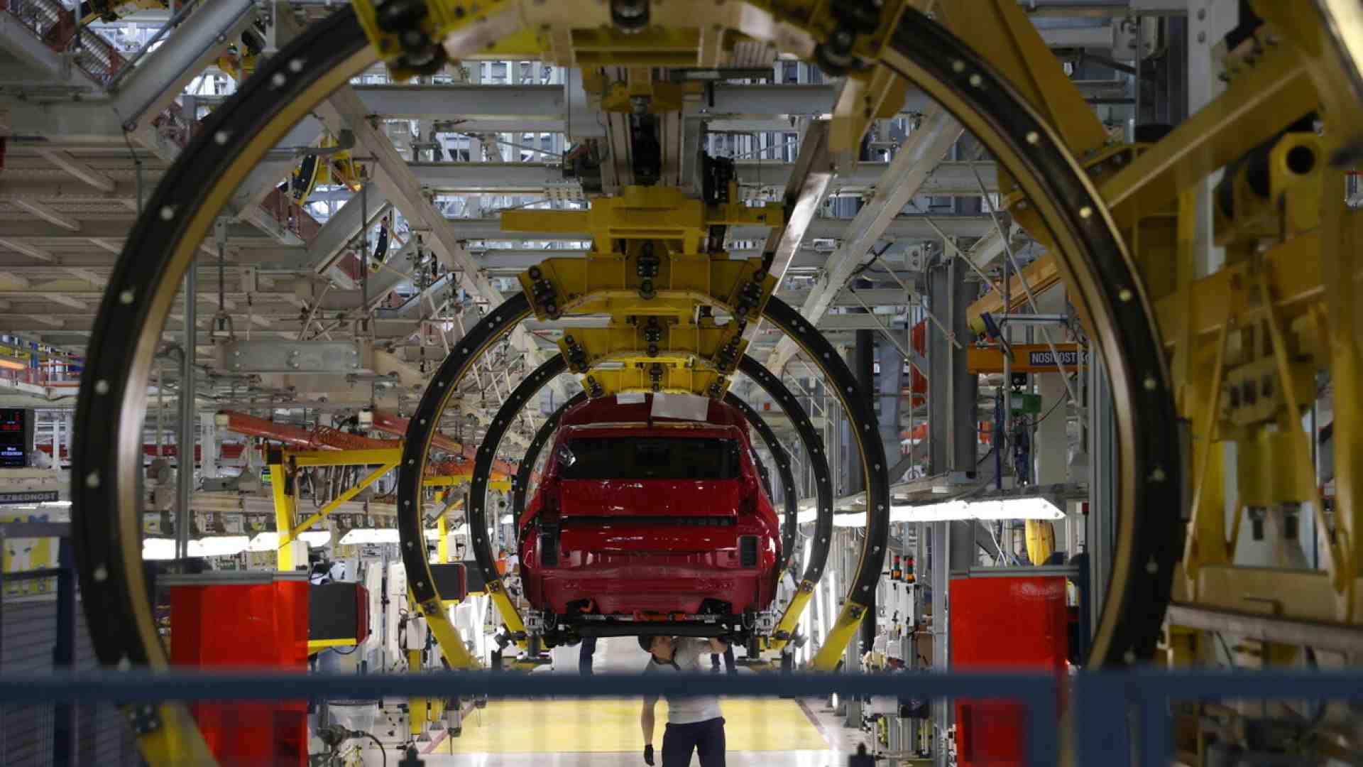 Immagine di I dazi frenano le merci, ma il lavoro si muove senza sosta