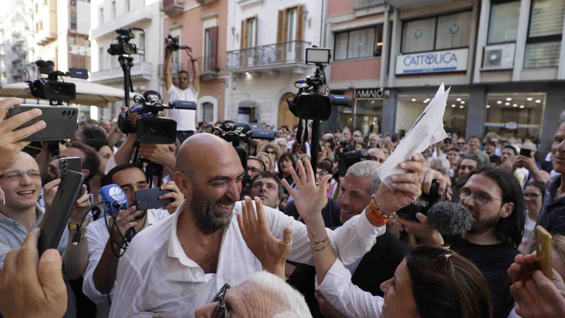 Immagine di Il sindaco di Bari apra la Treccani alla voce "contemporaneo"