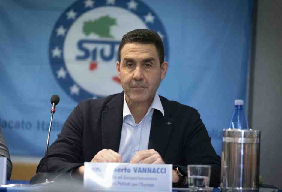 Vannacci: "Il patriarcato protegge le donne. I maschi su 'Mia moglie' e su 'Phica'? Smidollati"