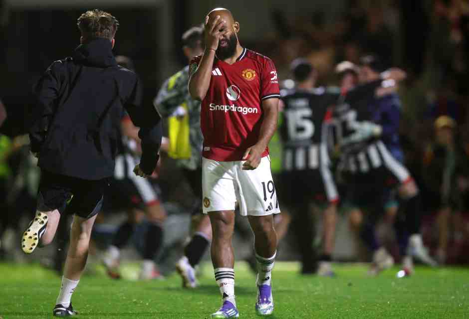 Bryan Mbeumo si dispera dopo l'eliminazione in Coppa di Lega del Manchester United (foto Getty Images)<br />