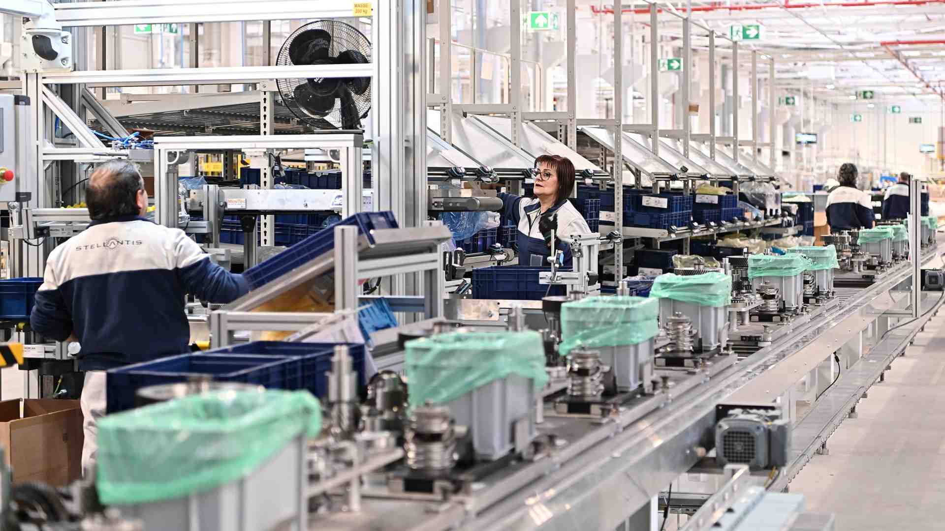 Immagine di Accordo Usa-Ue su auto e beni industriali, Trump tassa i "pacchi"