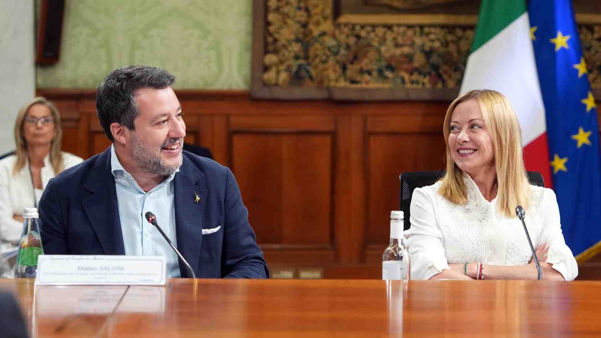 Immagine di Le mosse di Meloni: niente militari in Ucraina e un ambasciatore a Mosca vicino a Salvini