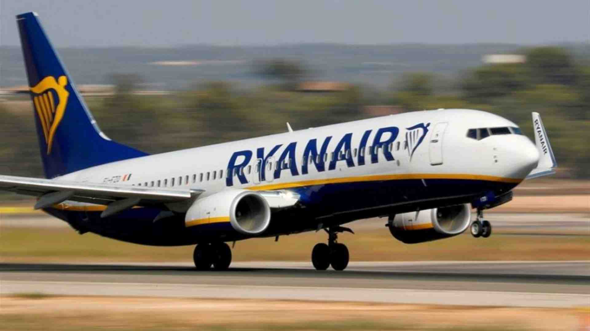 Immagine di Bagaglio a mano fuorimisura? Ryanair premia gli steward che fanno la spia