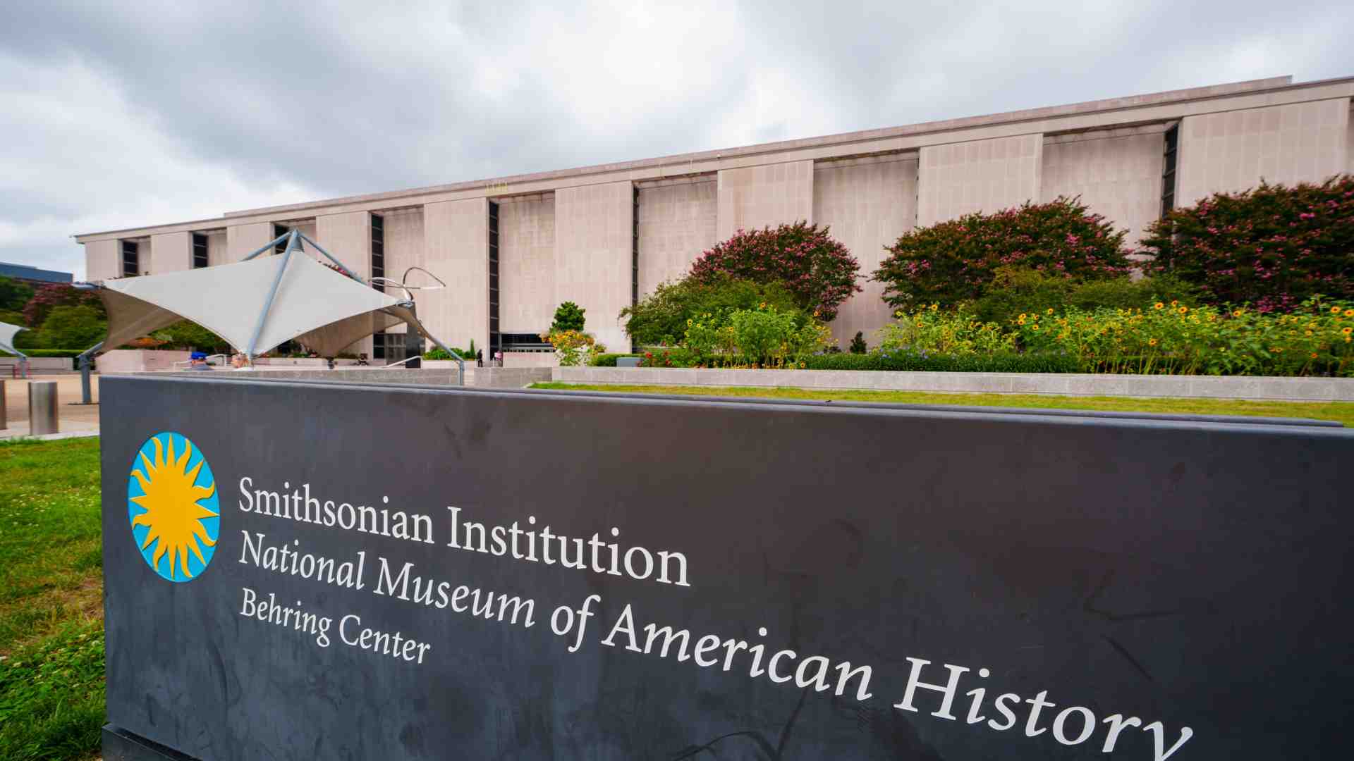 Immagine di Smithsonian sotto tiro, ieri e oggi. Questa è l'America