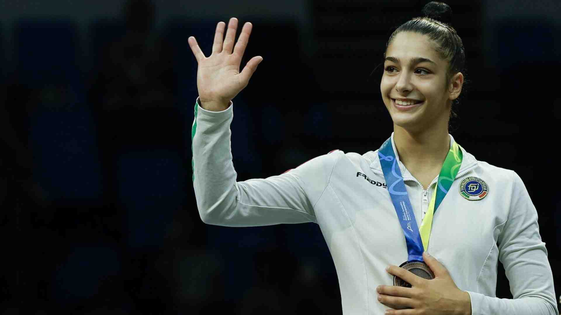 Immagine di Dietro l’oro di Raffaeli c’è molto di più