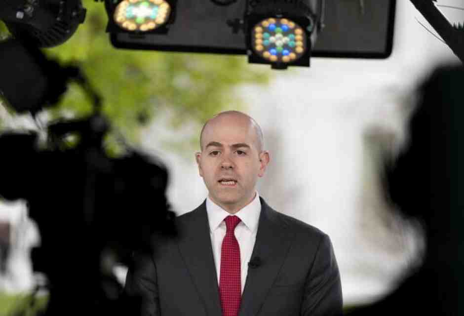 Stephen Miran, consigliere economico di Trump, durante un&rsquo;intervista alla Casa Bianca: ha evocato il rischio di un default parziale degli Stati Uniti (foto Ap)&nbsp;<br />