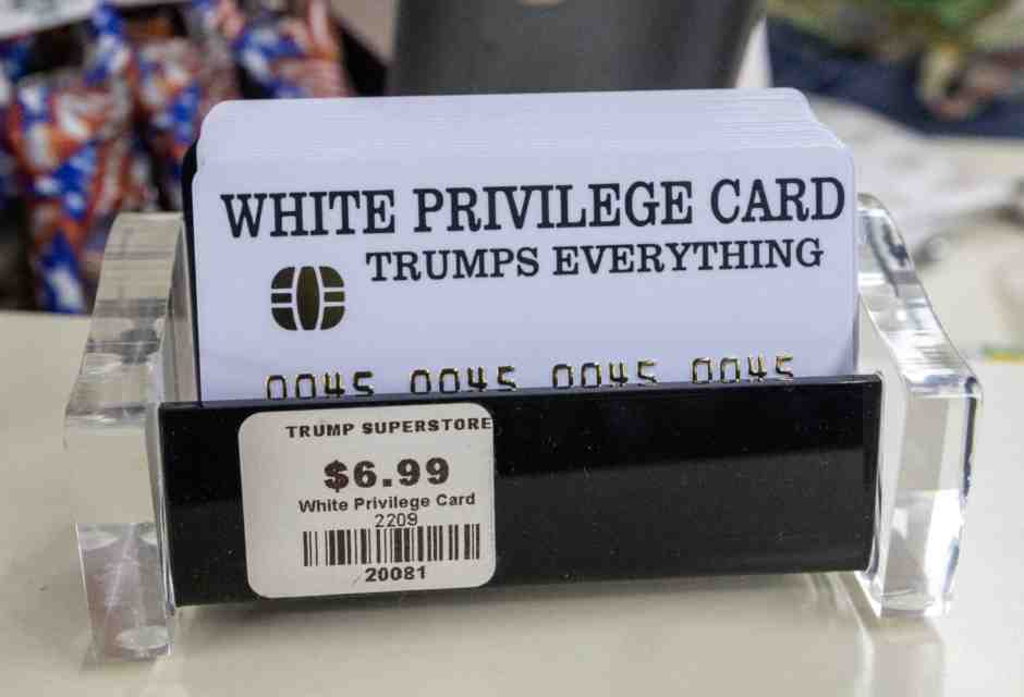 &ldquo;White Privilege Card&rdquo; in vendita nei Trump store (Getty images)<br />