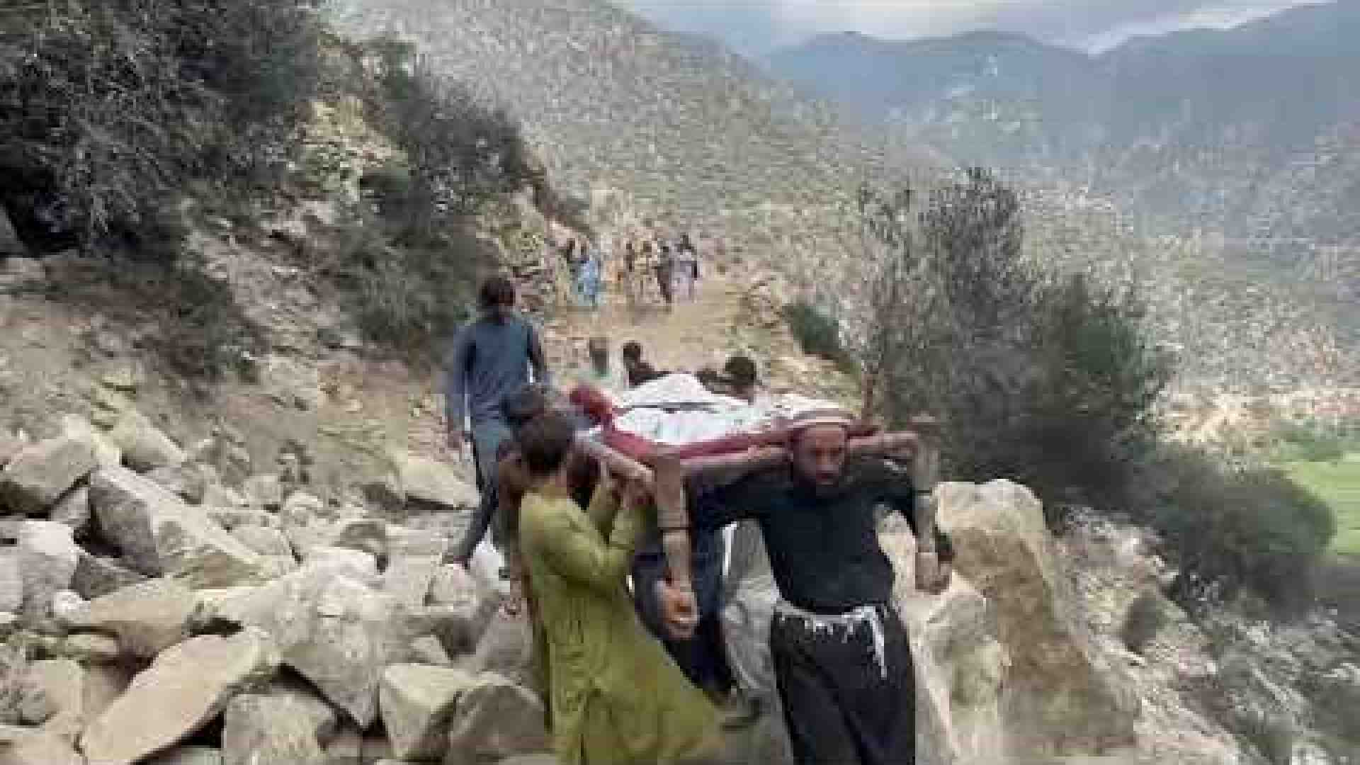 Immagine di Afghanistan, oltre 1.400 le vittime: portiamo a valle i corpi a spalla
