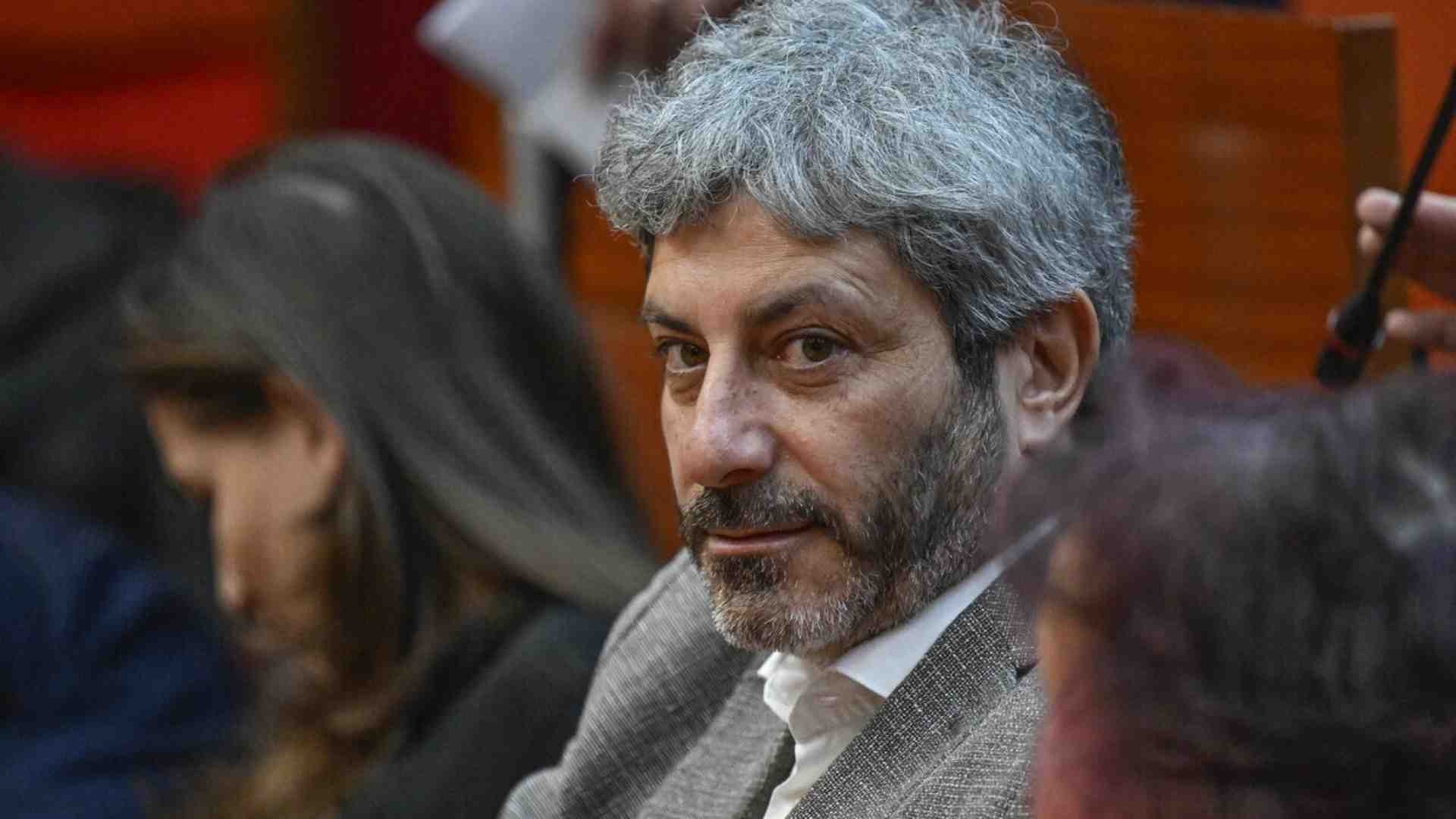 Immagine di Fico pronto al palco con Schlein, in attesa di Conte, e con Paolo Siani capolista