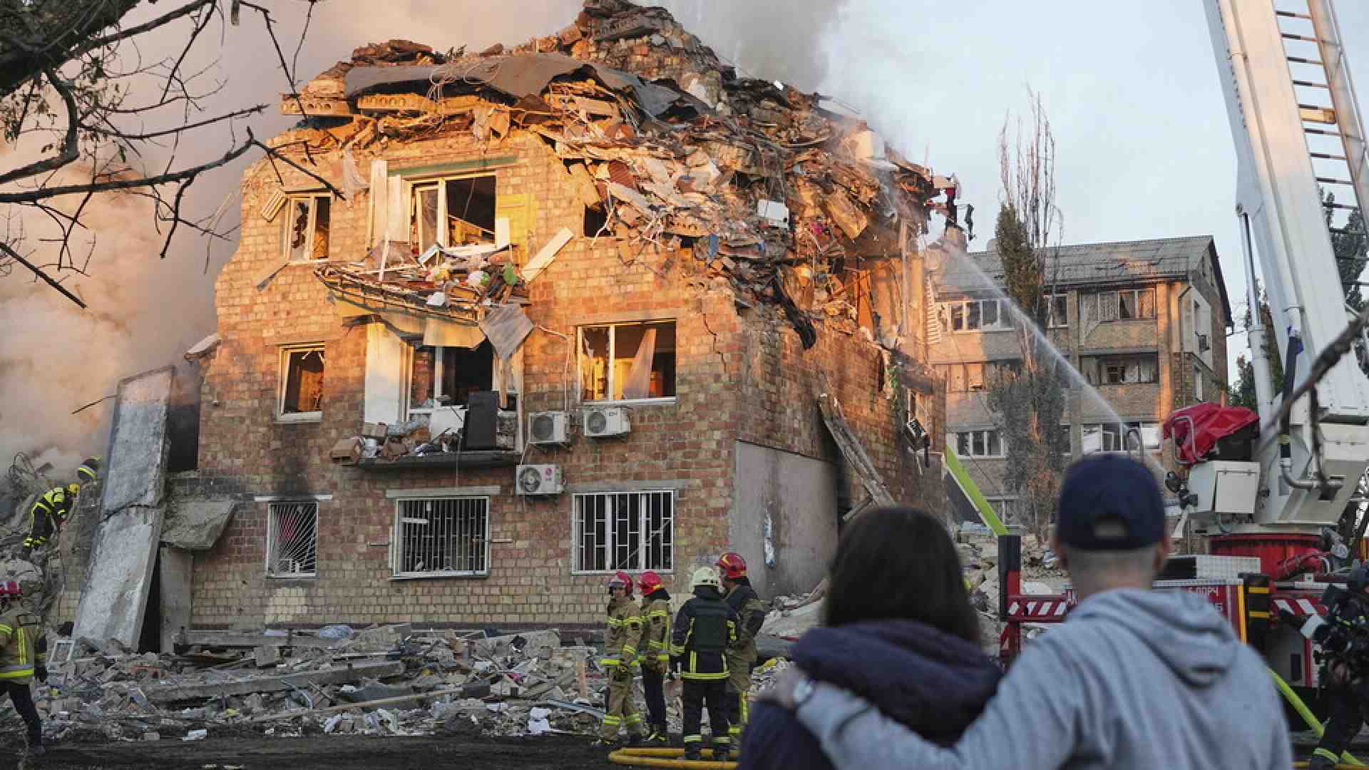 Immagine di La Russia bombarda Kyiv. È la più grande offensiva dopo l'incontro in Alaska tra Trump e Putin