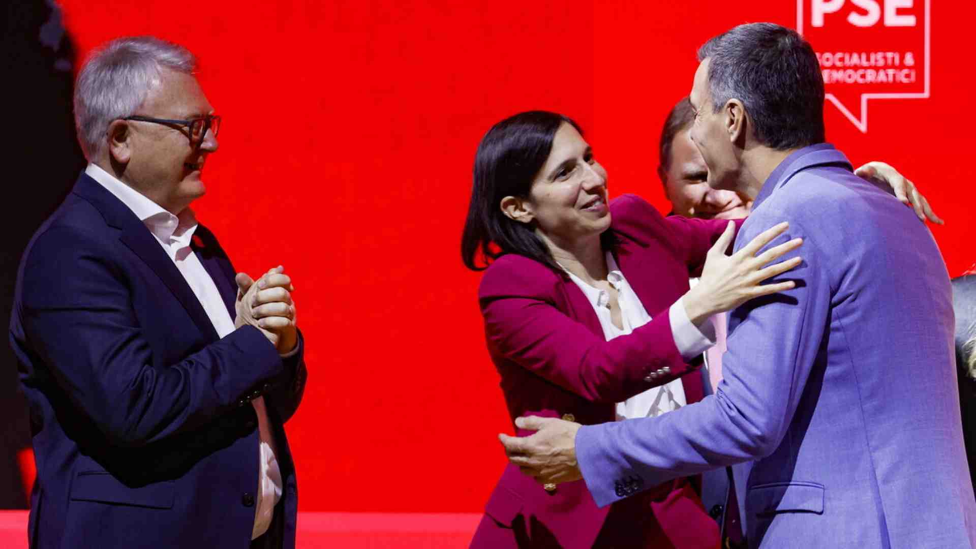 Immagine di Sanchez attacca i giudici politicizzati e ci ricorda che il santino appeso da Schlein in salotto esiste solo in Italia