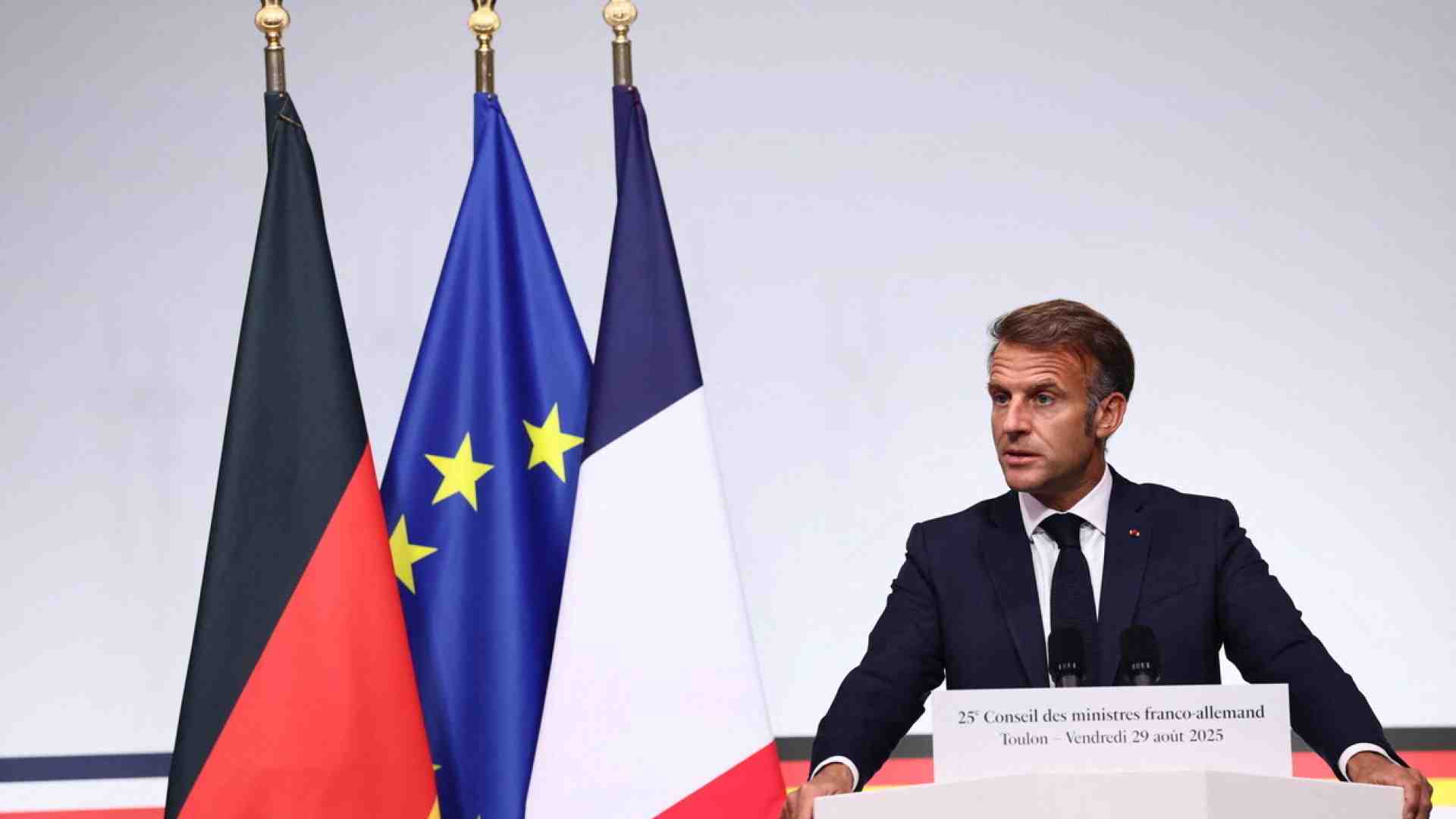 Immagine di Macron chiamata Putin “ipocrita”  e “orco”. I russi temono che svegli Trump
