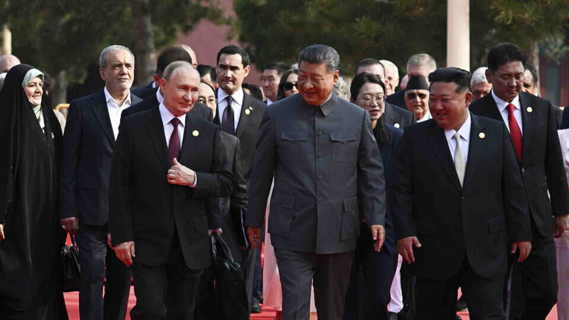 Immagine di Davanti a noi un oriente rosso imperiale e ipercapitalistico con la K di Kommunismus