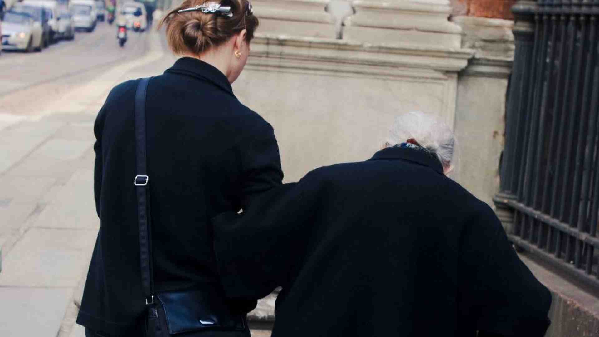 Immagine di Corsie speciali fuori dalle quote: cosa ha deciso il governo sulle badanti