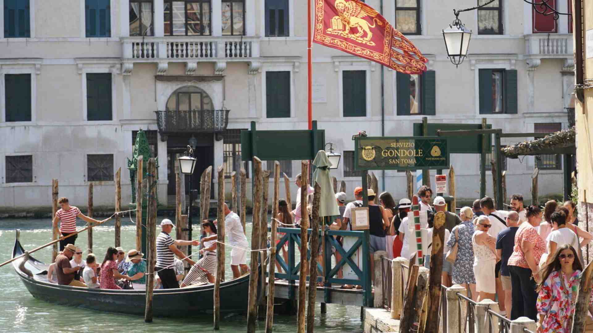 Immagine di I veneziani spiaggiati sono stufi di noi, ma alcuni si infiltrano alle proiezioni