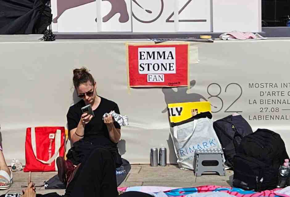 Fan base. I cacciatori di selfie piazzano tende, tappetini, ombrellini, alternandosi giorno e notte per non perdere la postazione. (foto Fabiana Giacomotti)
