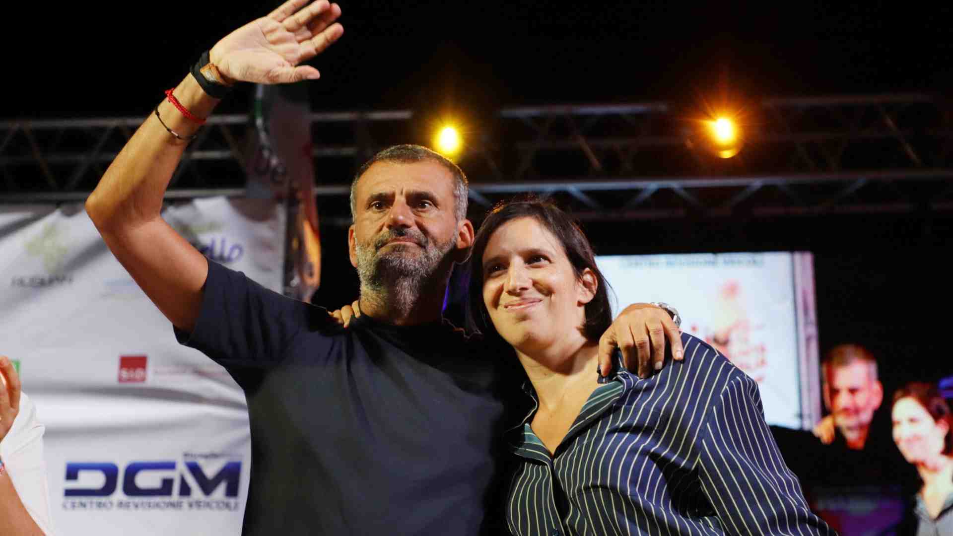 Immagine di Decaro e pernacchio, sceneggiata, pianti, lacrime, alla fine si candida. E forse pure Emiliano