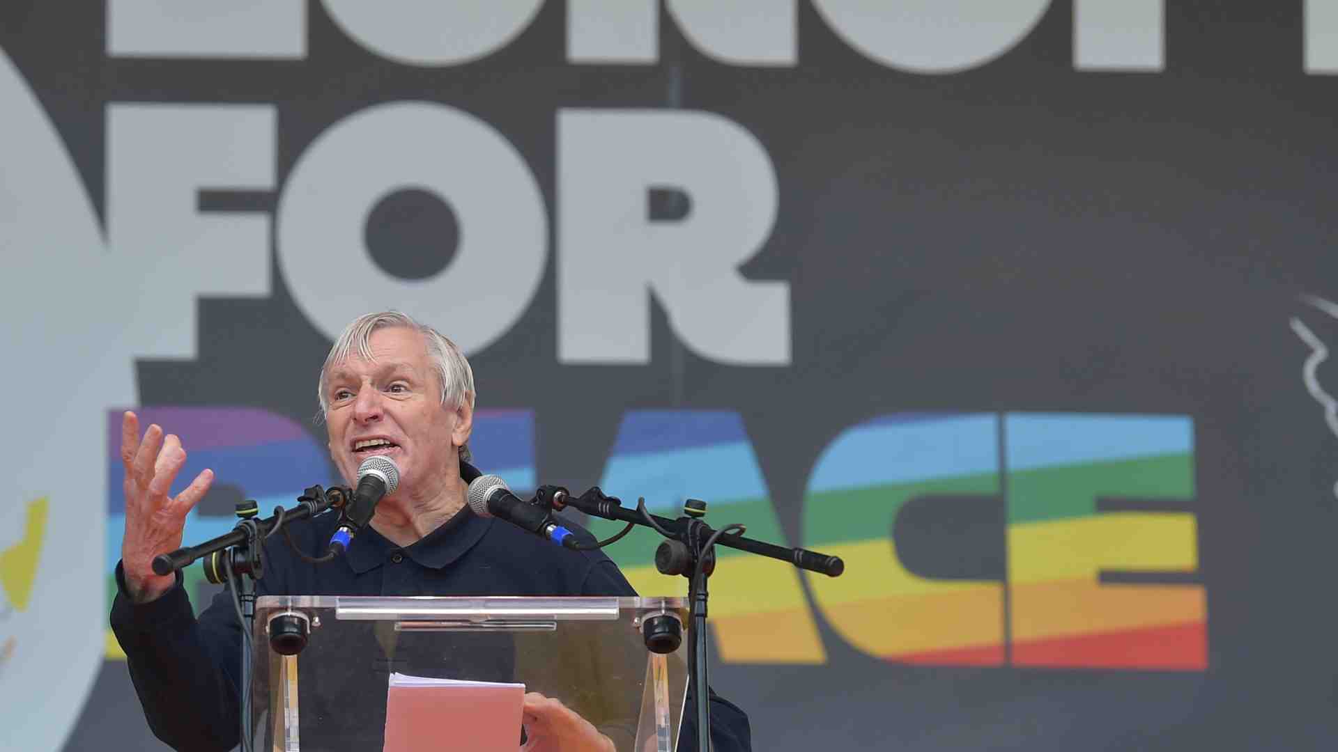 Immagine di Ciotti e una vita di impegno libero: «Sporchiamoci le mani per il bene»