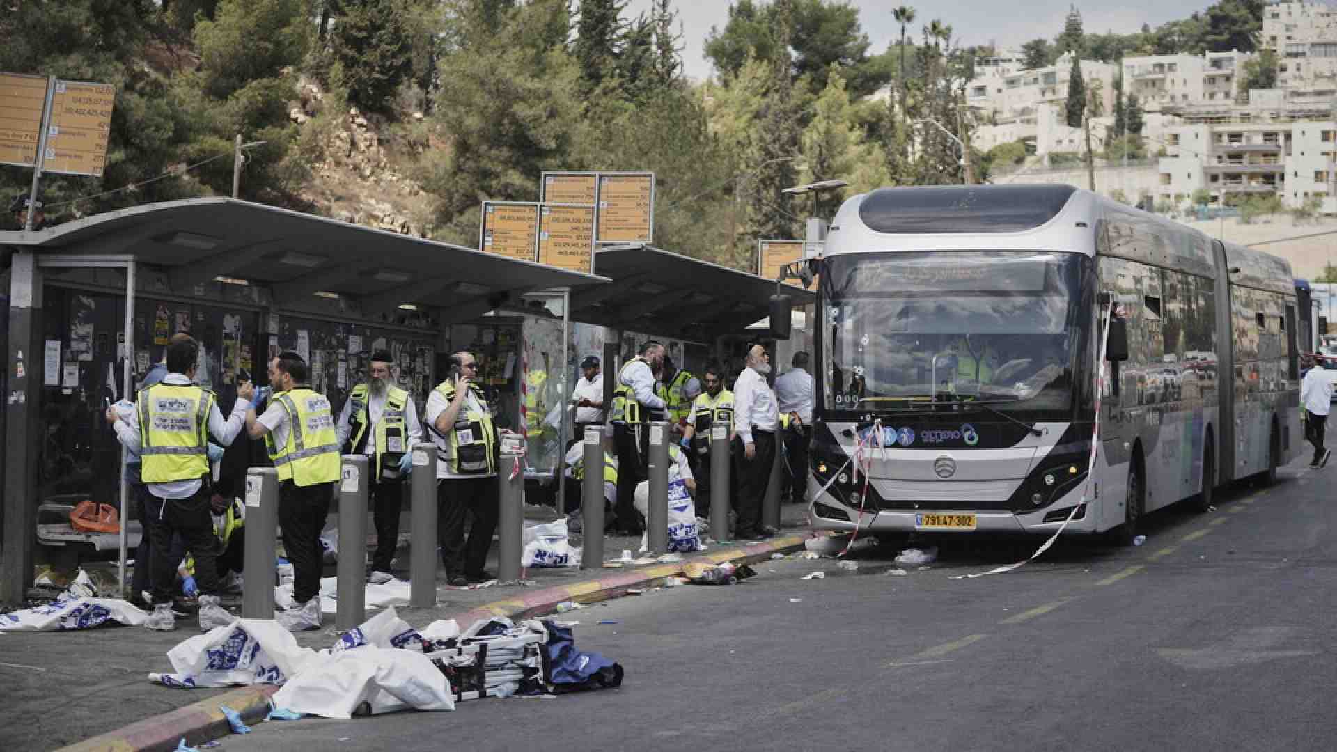 Immagine di Sei morti nell’attentato sul bus a Gerusalemme. Il dilemma su Gaza City