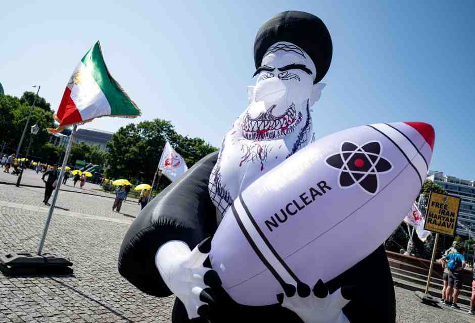 Manifestazione contro la guerra in Iran e il governo iraniano, nel giugno 2025, a Berlino (foto di Fabian Sommer/Getty) <br />