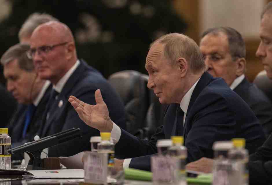 Putin si prende gioco del mondo che lo esclude, con l’aiuto della Cina