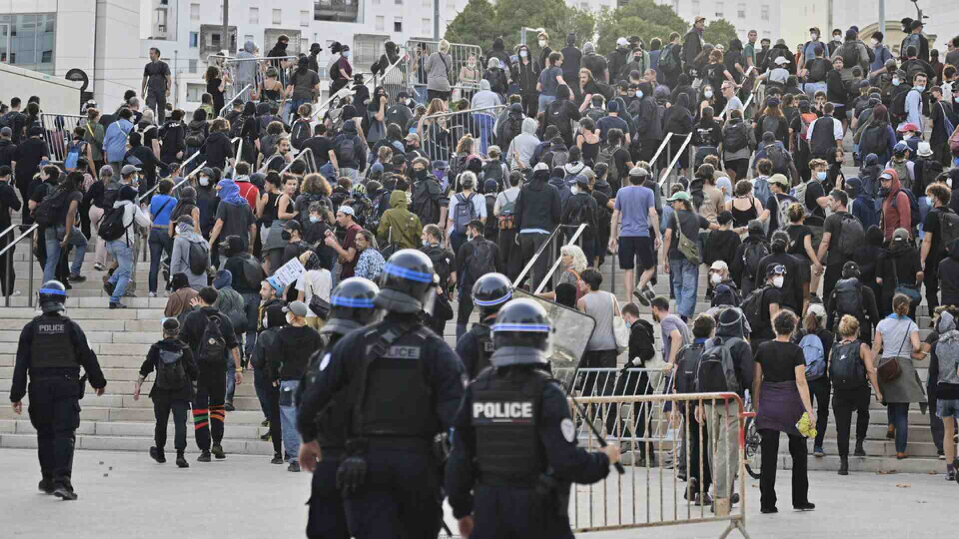 Immagine di Il movimento Bloquons tous occupa le città francesi, con la solidarietà del padrone di Telegram