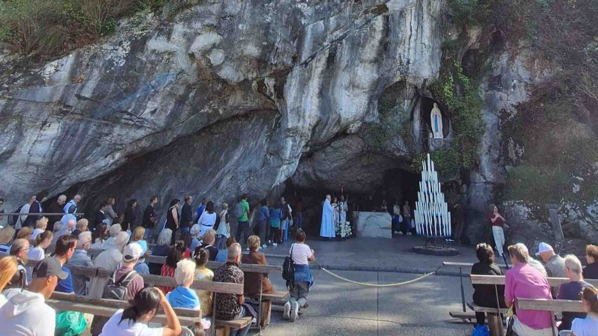 Immagine di Con i malati, davanti alla Grotta. «Lourdes è una scuola di vita»
