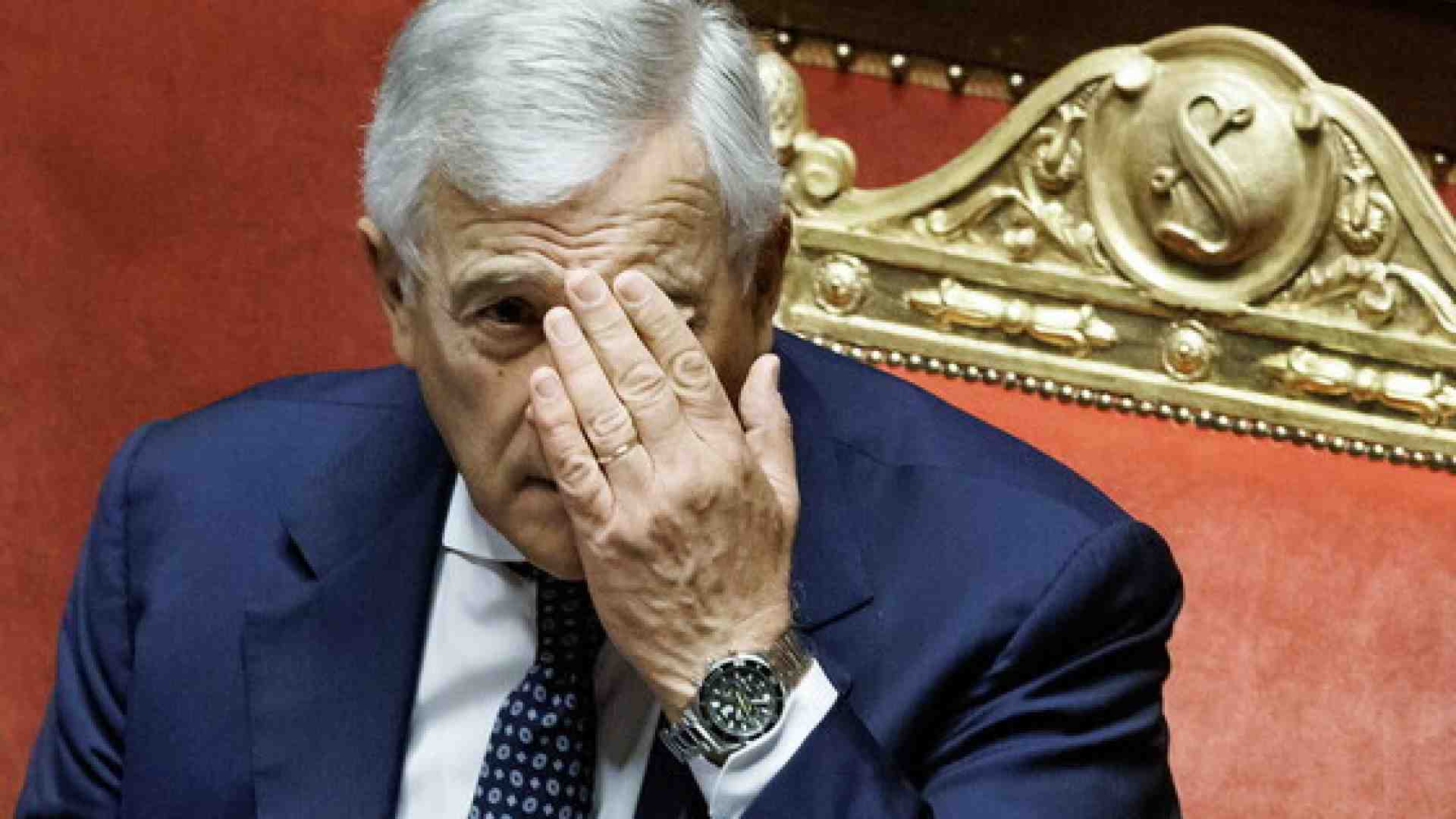 Immagine di Tajani e il baratro. Il M5s gli dà del "prezzolato", lui: "Vergogna". La politica estera si fa piccola miseria Italia