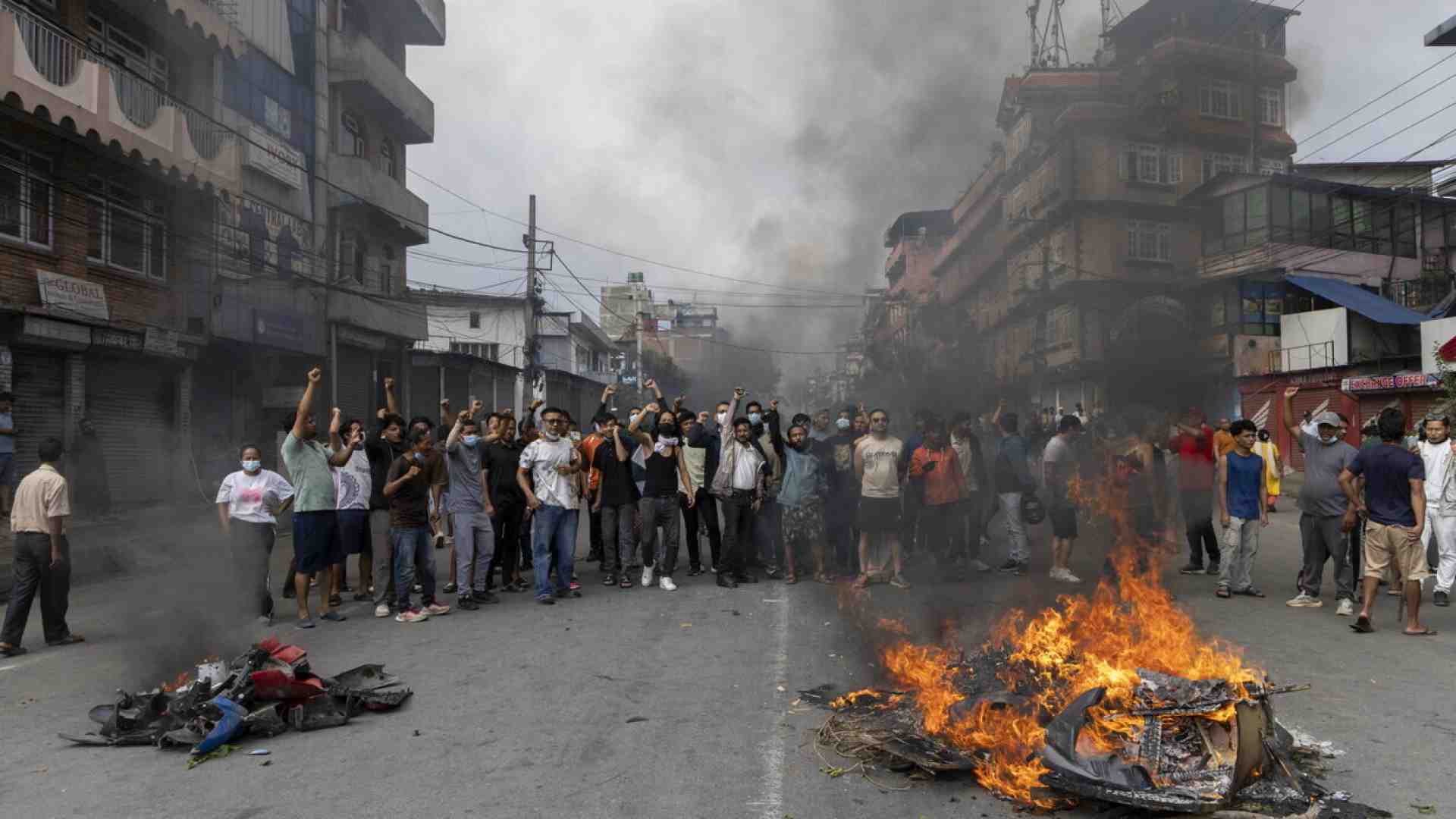 Immagine di Nepal in fiamme, i ragazzi dicono: "Non protestiamo perché ci hanno tolto TikTok. Questa è una rivoluzione"