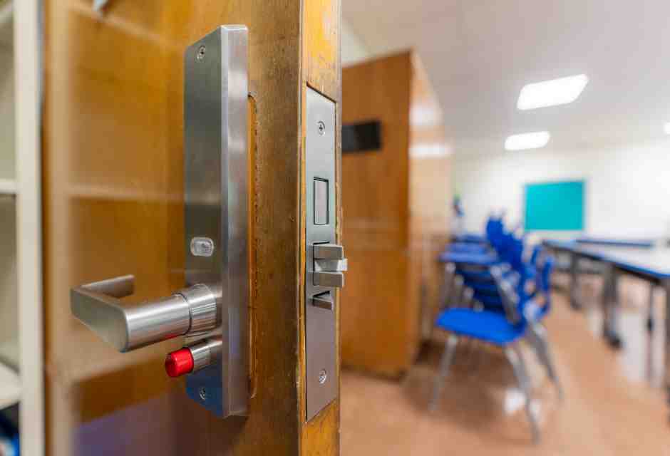 Porta di un'aula con serrature di sicurezza (foto Getty)
