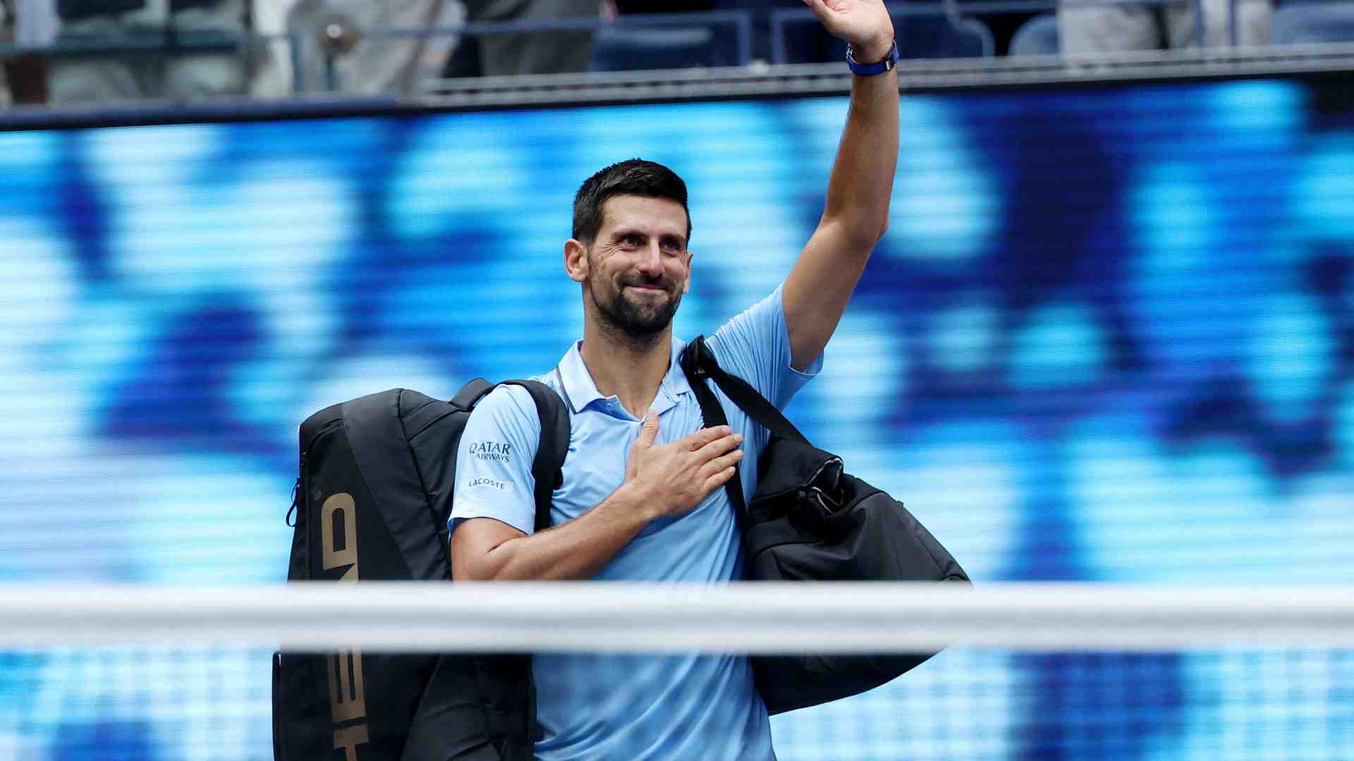 Immagine di Lo strappo di Djokovic: scende in piazza con i giovani e va in esilio in Grecia